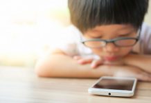 Celular ganha cada vez mais espaço nas escolas, mostra pesquisa