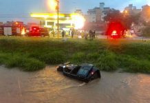Dois carros caem dentro do rio Betim e uma pessoa morre