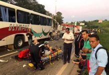 Uma pessoa morreu e 44 ficaram feridas em acidente entre ônibus e micro-ônibus na BR-381