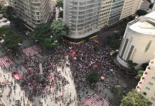 Milhares de estudantes protestam em BH contra cortes nas universidades públicas