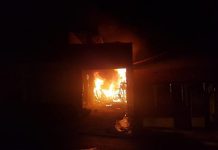 Casa pega fogo e policiais militares ajudam a resgatar vítimas no bairro PTB