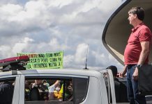 Apesar de protestos pró-governo pedirem intervenção militar, Bolsonaro afirma defender a democracia