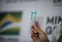 Novas doses das vacinas AstraZeneca e CoronaVac começam a ser distribuídas em MG