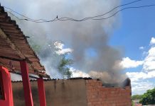 Casa pega fogo no bairro Angola, em Betim