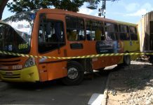 Ônibus colide em trem, em Betim, e cinco pessoas ficam feridas