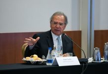 Paulo Guedes afirma que auxílio emergencial pode ser renovado se pandemia continuar