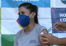 Trabalhadores da educação, em Betim, começam a ser vacinados