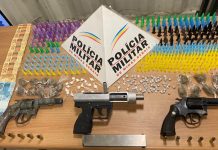 PM prende dois homens com armas e drogas em festa, em Betim