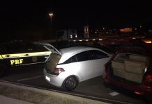 PRF apreende dois carros com carga furtada; suspeitos foram presos
