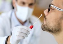Teste que identifica covid e influenza A e B já é vendido em farmácias