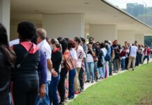 Servidores da educação estadual protestam por pagamento do piso salarial