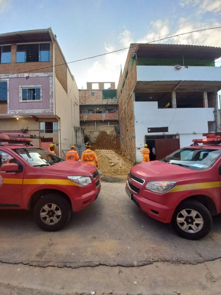 Corpo de Bombeiros atende chamado de deslizamento de terra que deixa vítima no bairro Niterói em Betim