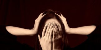 Mulher sofrendo por assédio moral no ambiente de trabalho.