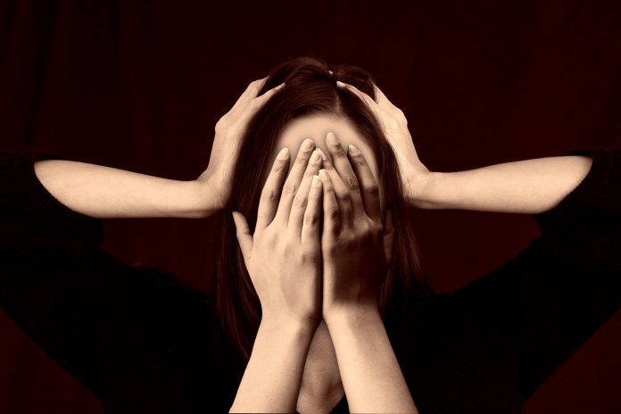Mulher sofrendo por assédio moral no ambiente de trabalho.