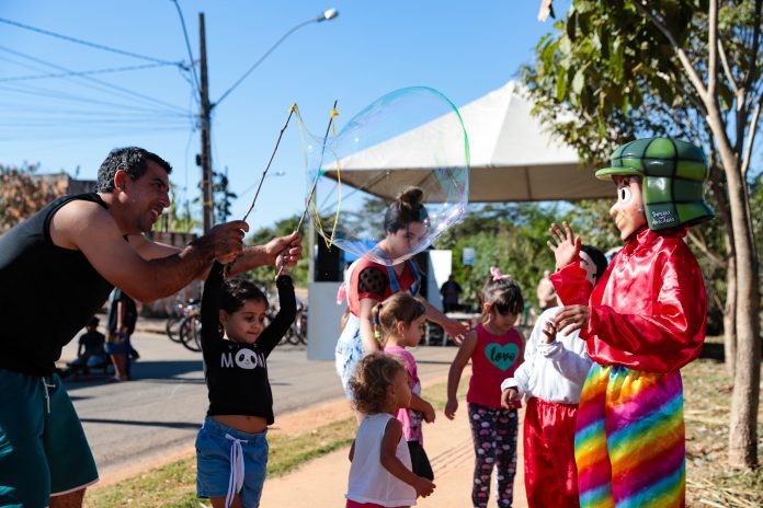 Diversao e cultura para os moradores de Igarapé