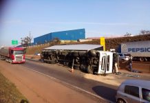 Carreta tomba na BR-381, em São Joaquim de Bicas