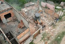 Betim | Casas em área de risco da bacia da Vargem das Flores são demolidas