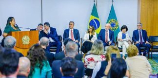 Presidente assina projeto de lei que garante verba para piso da enfermagem