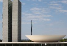 Entidades LGBTQIA+ criticam iniciativa contra união homoafetiva