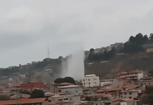 Adutora rompida no bairro Alvorada jorra água a metros de altura, em Betim