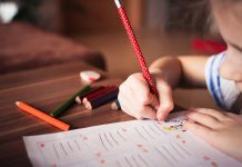 Instituto Ester Assumpção oferece curso gratuito para ajudar pais e professores no processo educacional das crianças