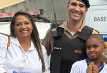 Menino que devolveu celular achado na rua, é homenageado em Patos de Minas