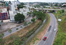Obra emergencial da Copasa interdita pista da avenida Marco Túlio Isaac no sentido bairro