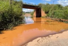 Vazamento de água em tubulação da Vale mobiliza Brumadinho
