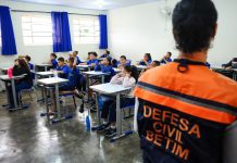 Defesa Civil de Betim encena peça teatral da para apresentar o projeto “Pequenos Defensores” às crianças do Instituto Ramacrisna, no Santo Afonso