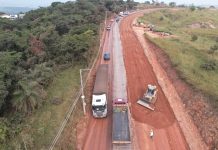 As obras de requalificação viária da Avenida Fausto Ribeiro foram retomadas, focando no último trecho do segmento principal que conecta Betim ao município de Sarzedo.