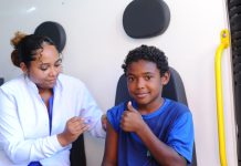 Vacimóveis chegam às escolas e ampliam cobertura vacinal entre estudantes de Betim