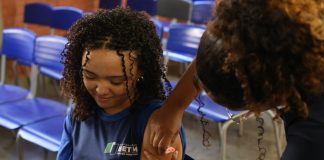 Vacimóvel amplia vacinação nas escolas de Betim e inicia segunda semana de imunização