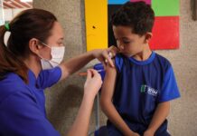 Betim amplia vacinação nas escolas: Vacimóvel chega à 5ª semana com foco em crianças e adolescentes