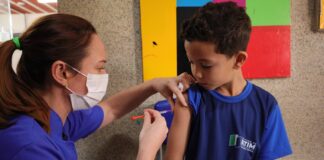 Betim amplia vacinação nas escolas: Vacimóvel chega à 5ª semana com foco em crianças e adolescentes